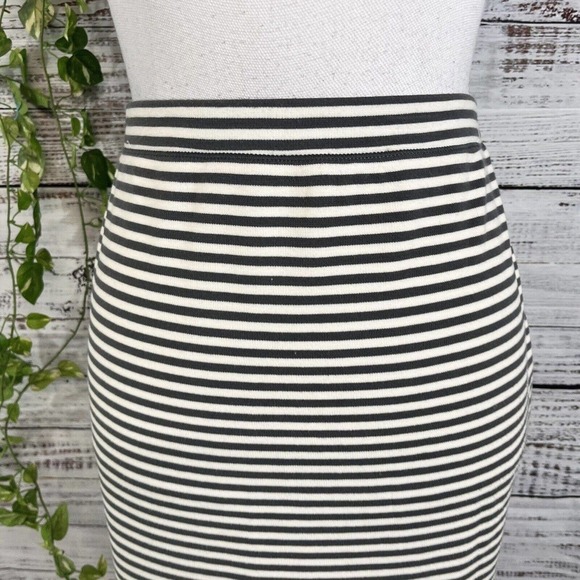 Max Studio Skirt size Medium Gray White Striped Pencil Jersey Stretch Knee Slim - Picture 3 of 10
